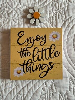 Enjoy the Little Things Yellow Wall Sign and little daisy